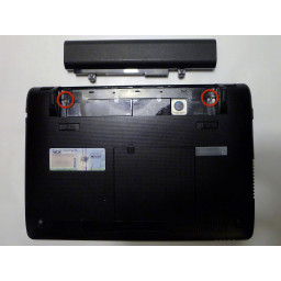 Снятие винтов Asus Eee PC 1215N в батарейном отсеке
